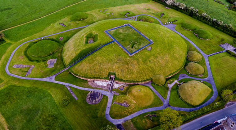 Knowth Aerial View | The enclosure on top of the mound is a Medieval Grange